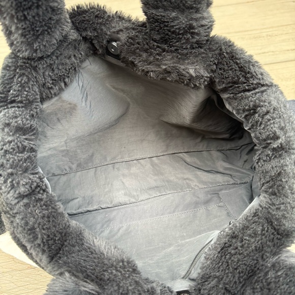 Nike Sportswear Faux Fur 10L tote bag in black - Picture 11 of 16